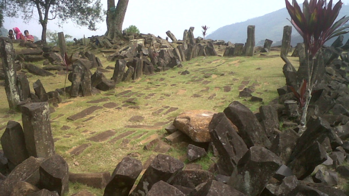 O nome "Gunung Padang" significa "montanha da iluminação" na língua local, e o local é historicamente associado a práticas espirituais e rituais religiosos. Foto: Wikimedia Commons