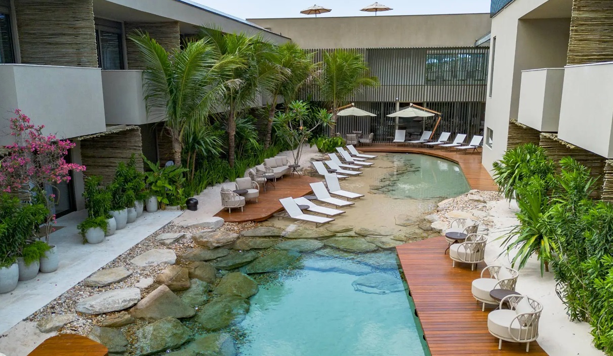Entre os destaques estão a piscina de borda infinita e a lagoa artificial, ambas aquecidas/Divulgação