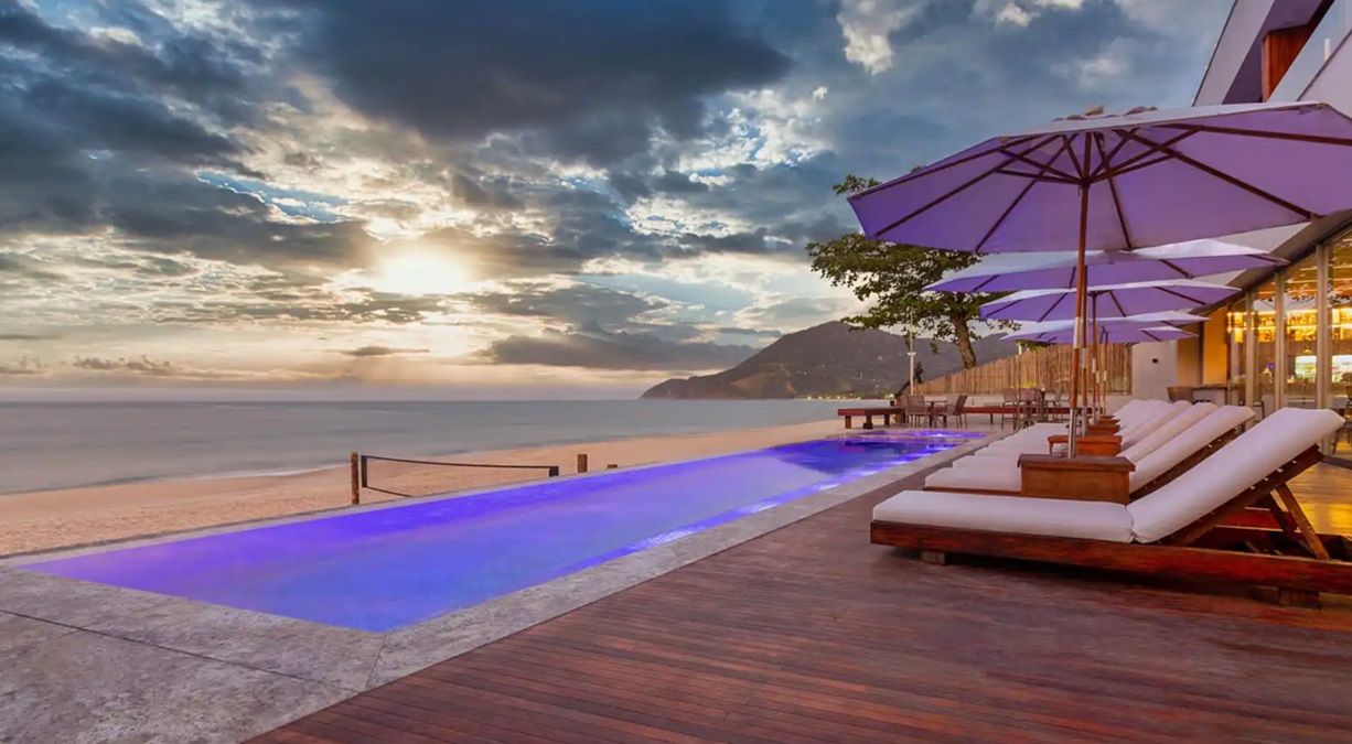 Na piscina de borda infinita tem serviço de bar, com drinques sofisticados preparados na hora/Divulgação