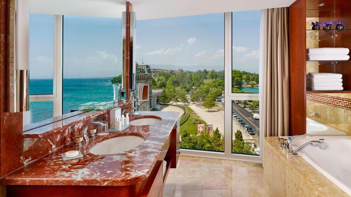 O banheiro tem vista panorâmica de Genebra (Foto: Divulgação/Hotel President Wilson)
