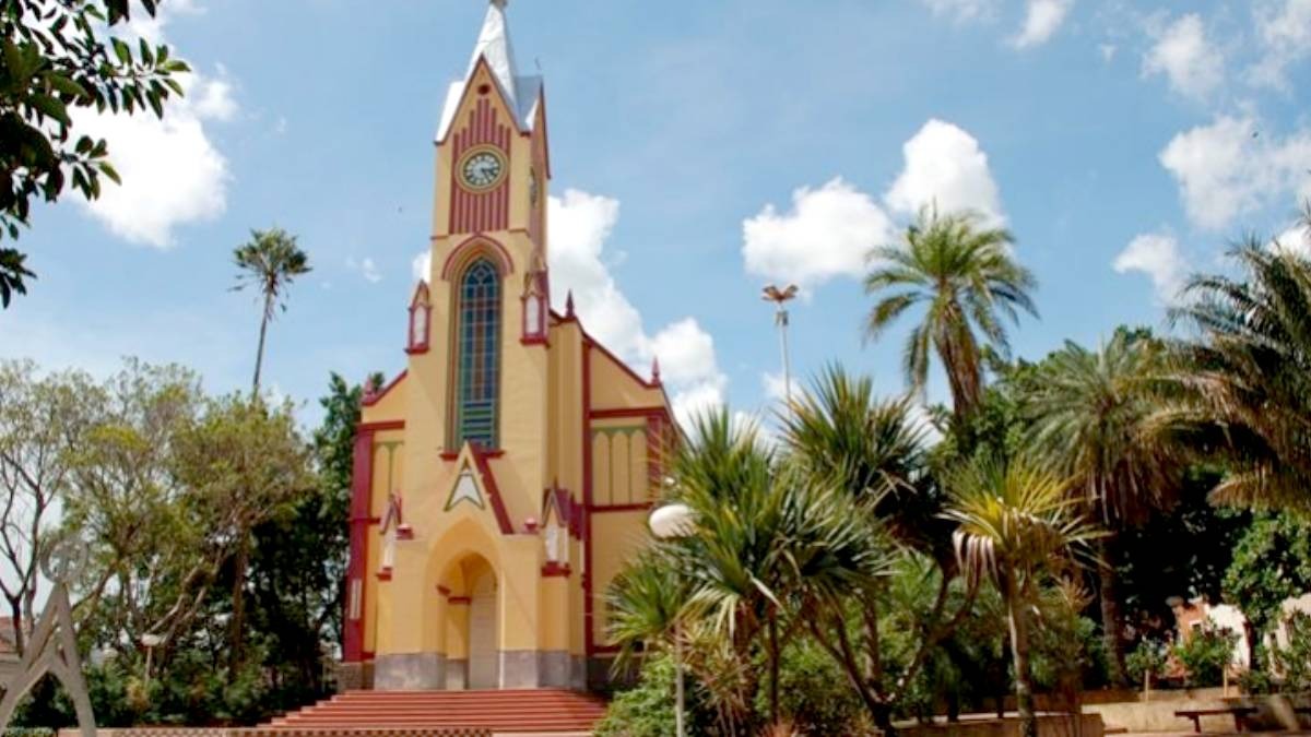 Atração religiosa - A Igreja Matriz São José, bem no centro da praça principal,tem linhas góticas que são valorizadas por ricos altares e vitrais doados pelas famílias de Barra Bonita - (Divulgação/PMBB)