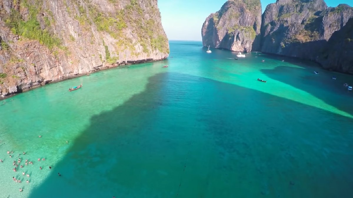 A ilha Koh Phi Phi é uma atração imperdível para visitas à Tailândia (Foto: Reprodução/Youtube)