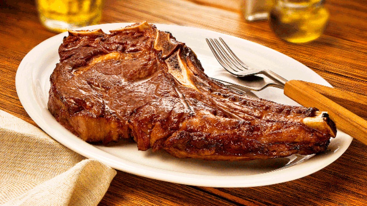 Carro-chefe do cardápio é a famosa Bisteca Bovina, que é considerada uma das mais saborosas e famosas da Capital. Foto: Divulgação/Restaurante Sujinho