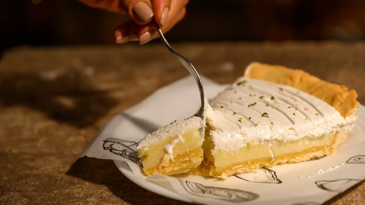 Para se deliciar, há opções de sobremesa como tortas doces, bolos e até panetone com sorvete. Foto: Reprodução/Instagram