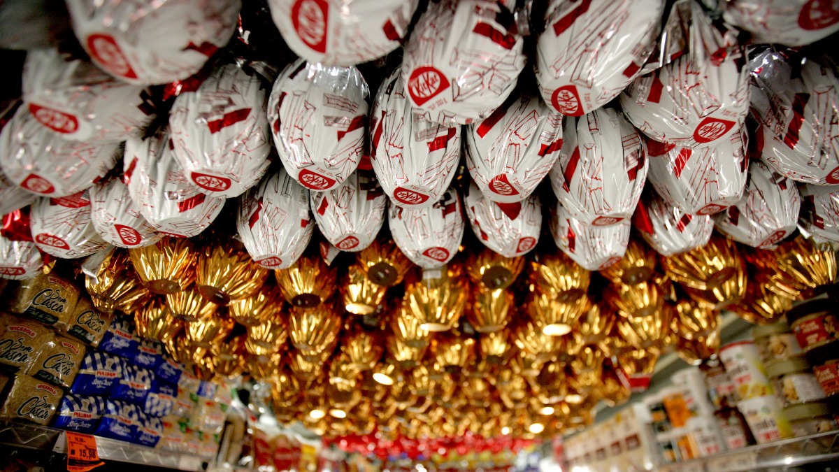 Pesquisa foi feita na mesma época e considerou os mesmos ovos de páscoa em ambos os mercados e meios de compra.