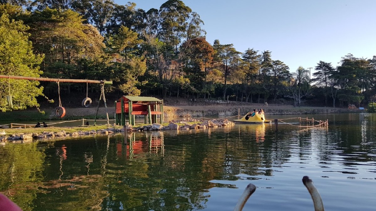 O Lago dos Macaquinhos possui uma ilha bem no centro do lago com a criação de pequenos macacos. Há também área para pesqueiro, aluguel de cavalos, pedalinhos, piscinas, playground e chalés - (Reprodução)