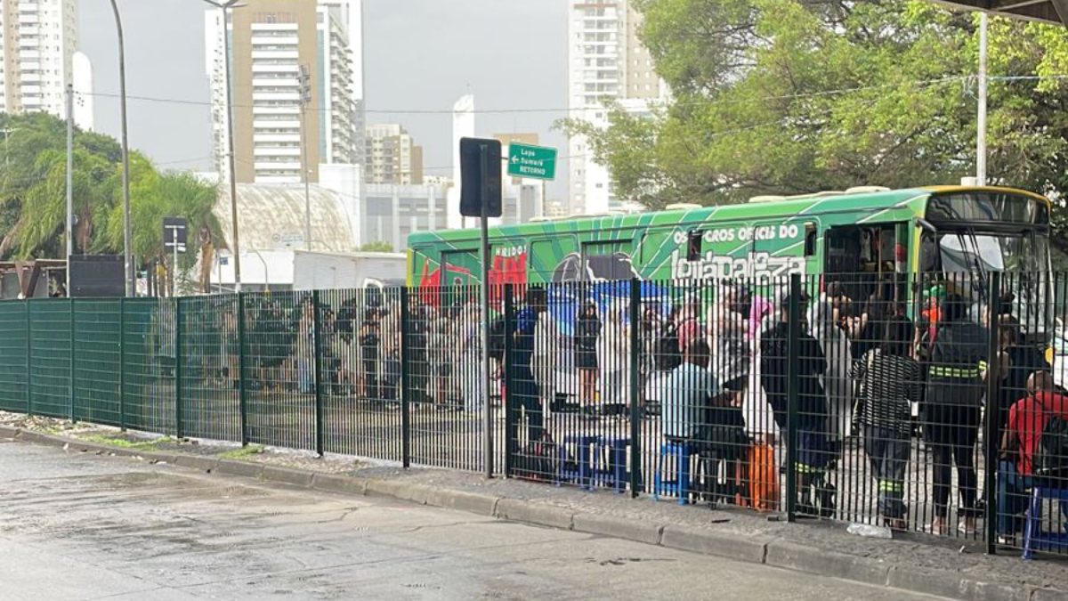 Do lado de fora, muitos precisaram ficar na fila sob a chuva à espera do ônibus. /Foto: Isabela Alves/Gazeta de S.Paulo