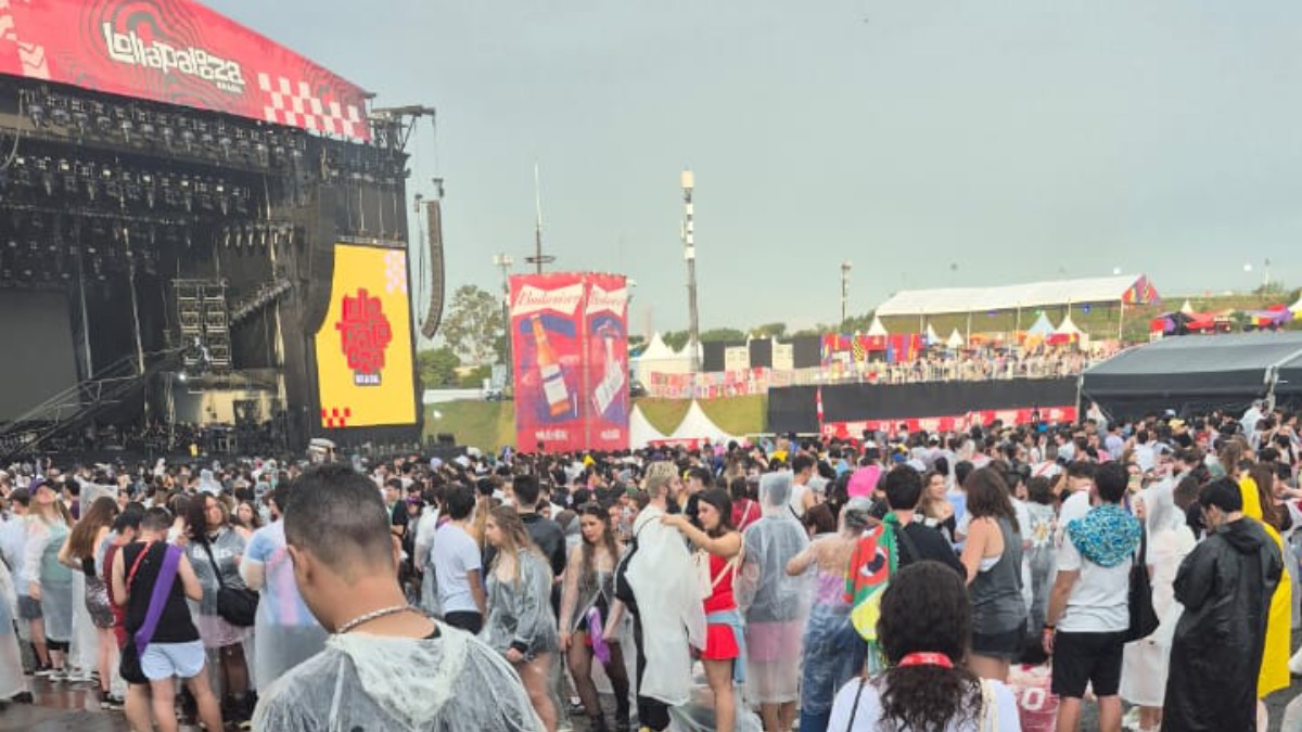 "Todas as estruturas do Lolla possuem metal e existem poucos lugares para se abrigar", disse a estudante. /Foto: Arquivo Pessoal/Amanda Furcin