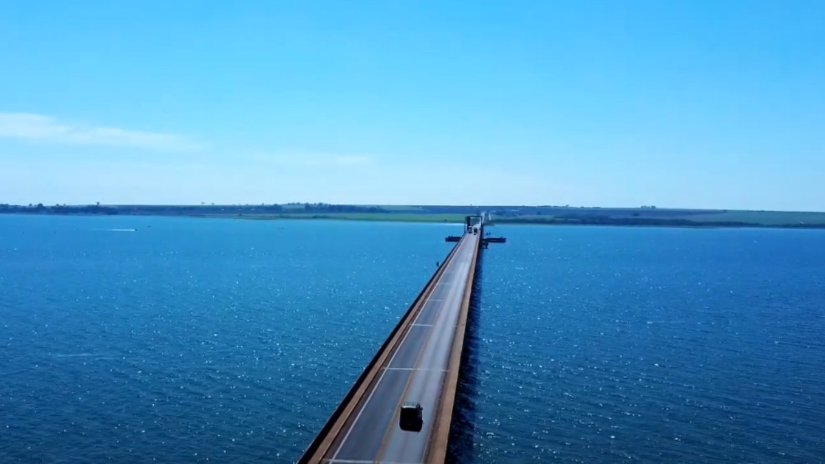 A Ponte Engenheiro Gilberto Paim-Pamplona, com 2,4 km, é a maior de São Paulo sobre o Rio Tietê. Ela conecta Pongaí e Novo Horizonte pela rodovia SP-333, sendo vital para o transporte regional.