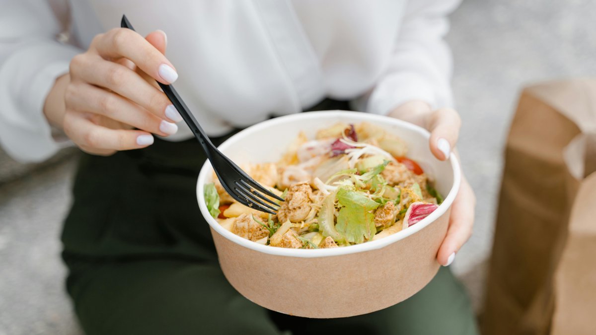 5- Existe mão certa para comer!Como usam a mão esquerda para lavar as partes íntimas, os muçulmanos sempre comem com a mão direita, para manter a higiene (Foto: Mart Production/Pexels)