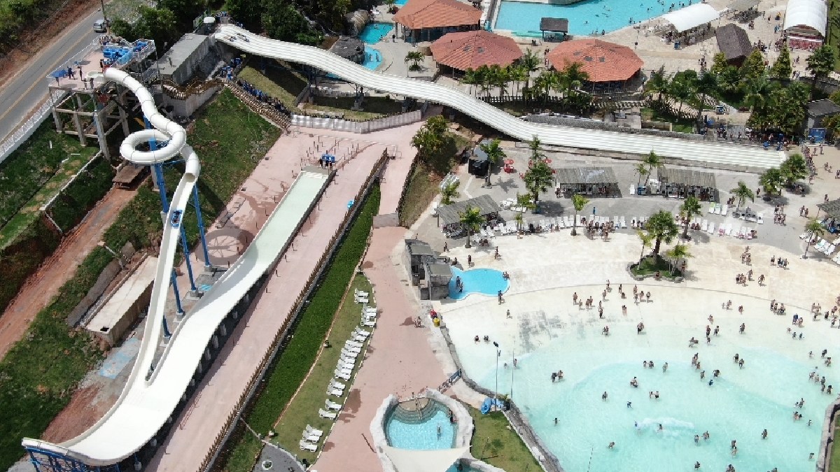 Entre piscinas tradicionais, aquecidas e com ondas, toboáguas, mini fazendinha e outras atrações, os visitantes podem aproveitar de uma experiência completa. Um dos destaques fica para o Maverik toboágua radical com descida em boias - (Paulo Kenzo/Google Reviews)