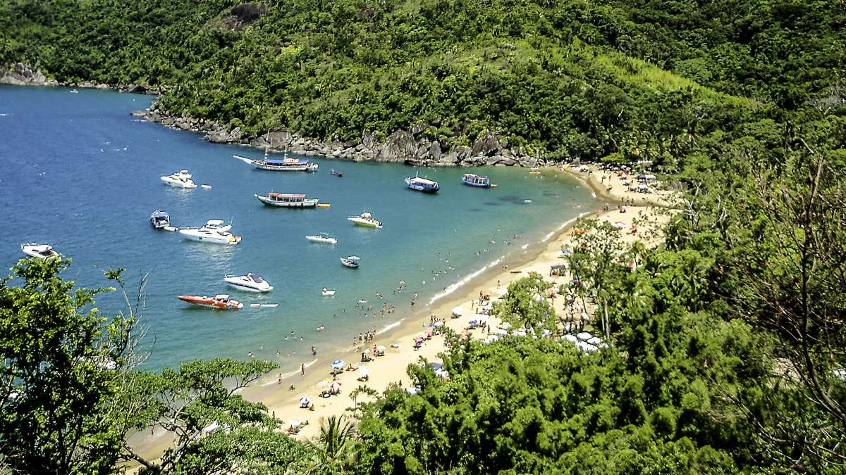 Praia do Jabaquara, Ilhabela: uma das mais paradisíacas da ilha, cercada por mata atlântica e cortada por riachos cristalinos. Suas águas calmas e transparentes são um convite para um mergulho relaxante, e a vista do mirante antes da chegada é de tirar o fôlego. Foto: Wikimedia Commons