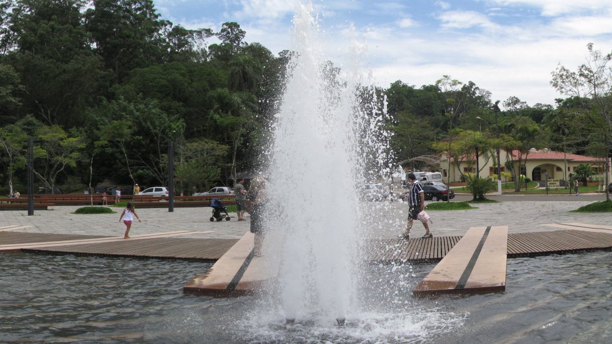 Com uma população estimada em cerca de 3.000 habitantes, a cidade preserva um ambiente de comunidade pequena e acolhedora. Foto: Wikimedia Commons