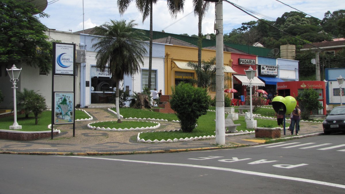 Suas ruas arborizadas, jardins bem cuidados e um clima ameno fazem de Águas de São Pedro um local ideal para quem busca tranquilidade e um estilo de vida saudável. Foto: Wikimedia Commons