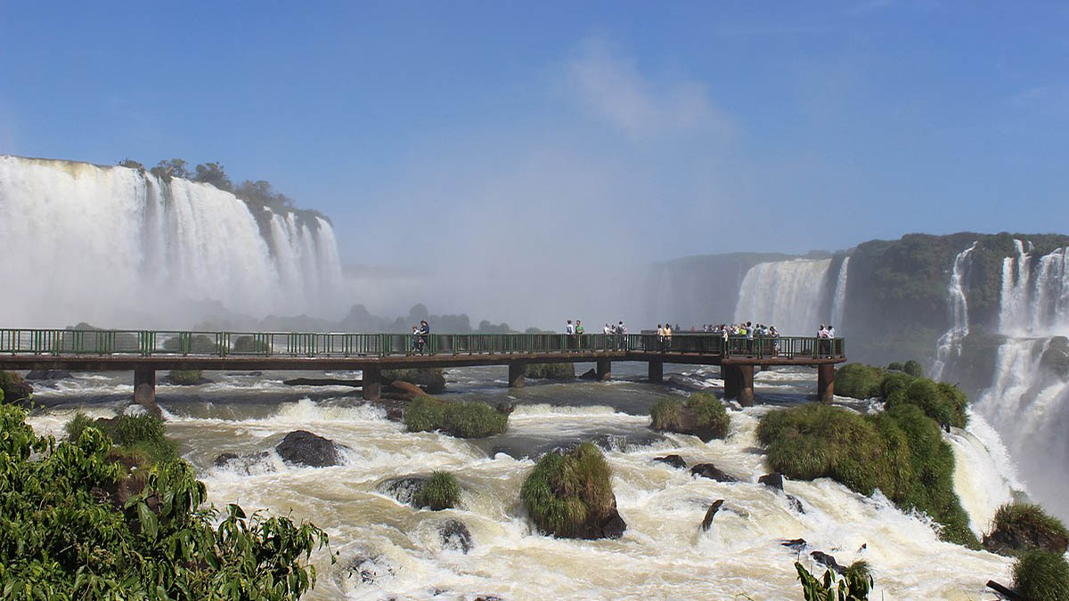 Entre os principais atrativos de Fozdo Iguaçu, a Garganta do Diabo se destaca como a maior e mais impressionante queda - Foto: Bernardo Moraes/Wikimedia Commons