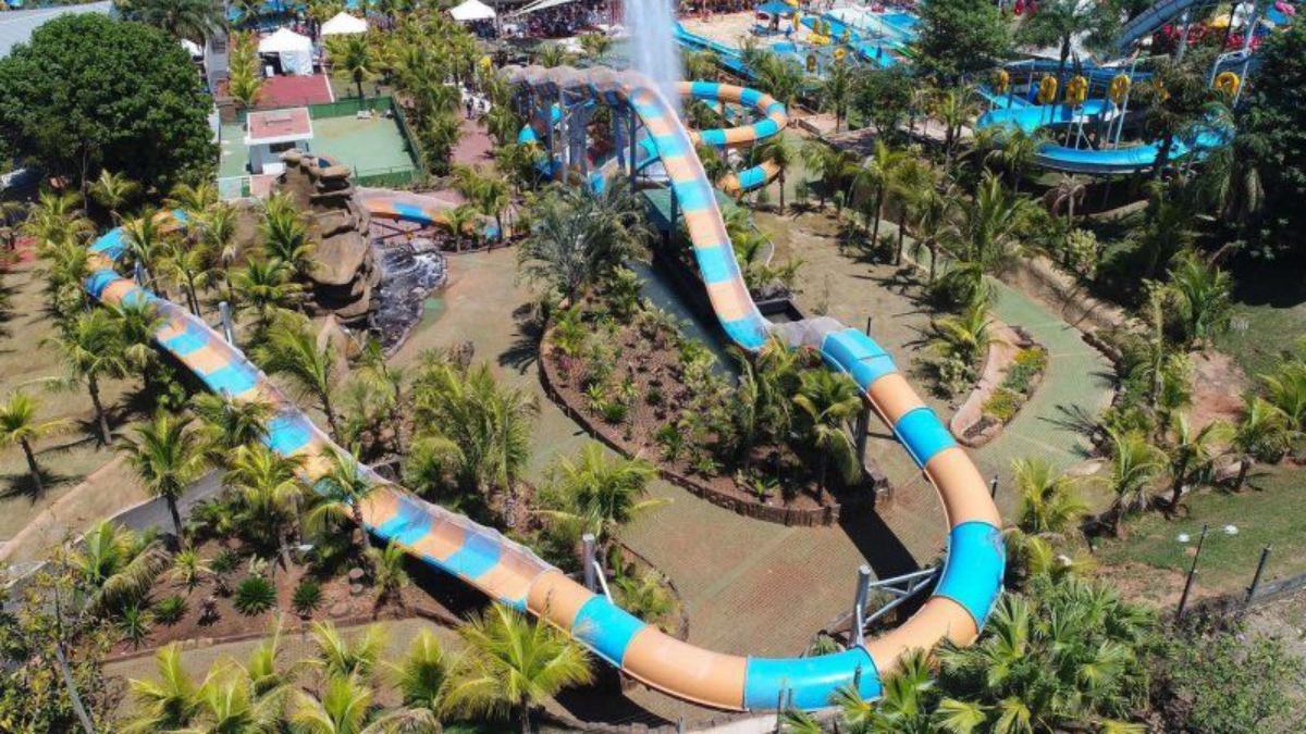 A atração atinge até 20 metros de altura, proporcionando um percurso repleto de quedas e subidas para os amantes de aventuras aquáticas. Foto: Divulgação/Thermas dos Laranjais