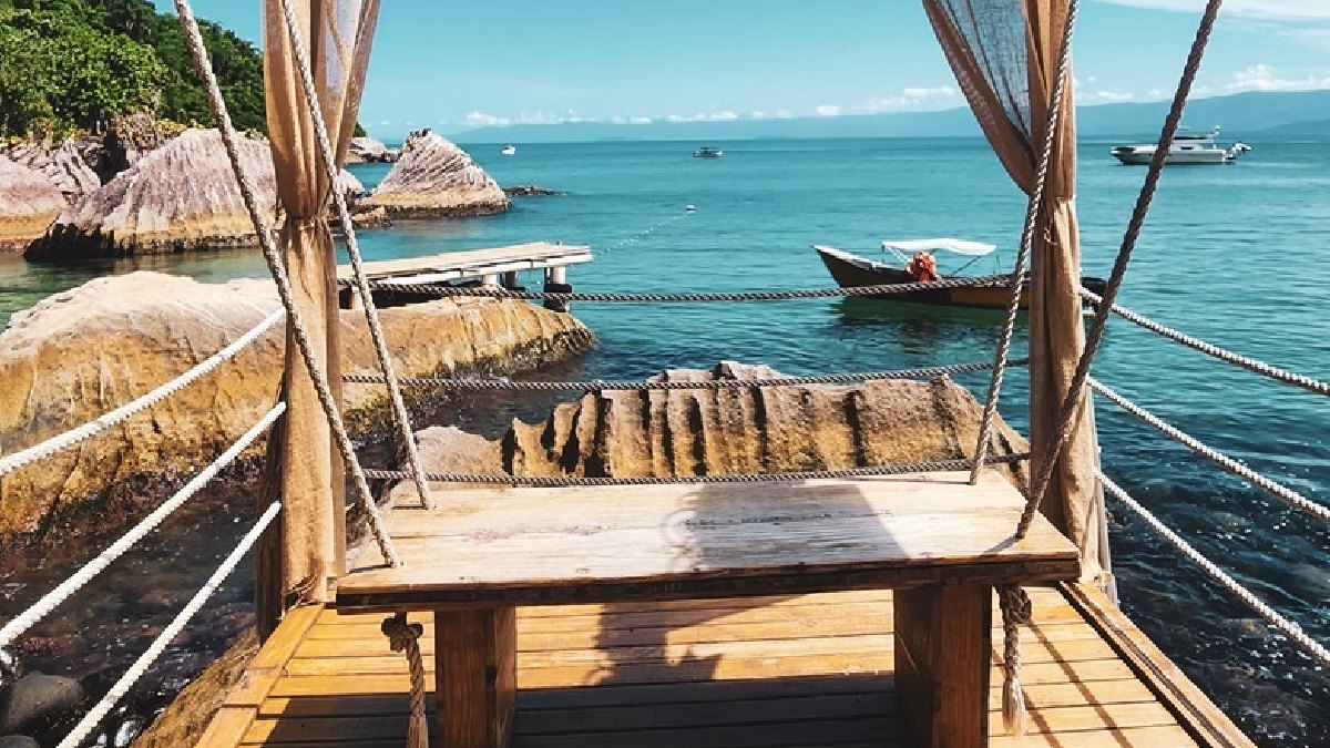 Para chegar à ilha, o turista deverá percorrer cerca de 14 quilômetros a partir da costa sul do município de São Sebastião. O presente será encontrar um local repleto de uma beleza natural e também história - (Rodrigo Nathan)