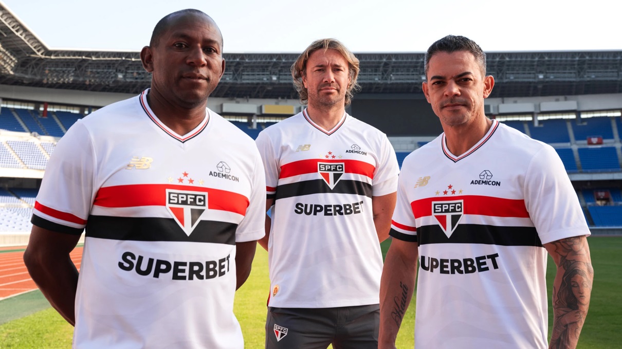 Mineiro, Lugano e Josué já haviam usado a peça durante lançamento da camisa/Divulgação/New Balance