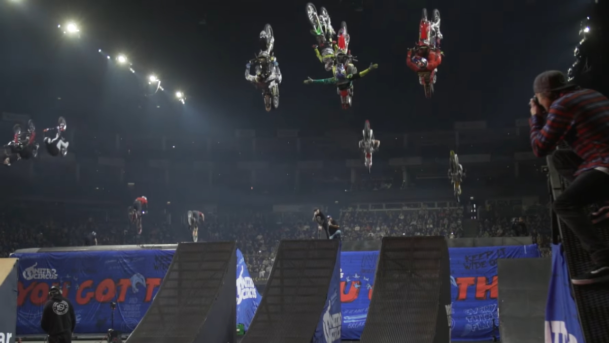 Maior atração dos shows do Nitro Circus é o Nitro Bomb, quando todos os participantes no ar ao mesmo tempo. 