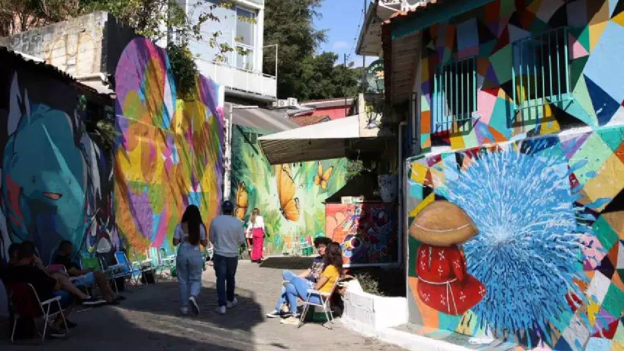 Aos fins de semana, é possível comer e comprar artesanatos em beco da Vila Madalena. Foto: Agência Brasil