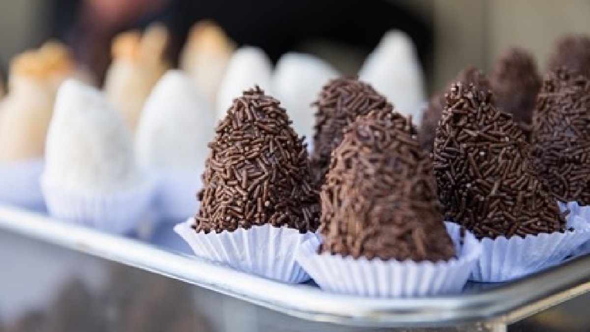 Coxinhas para sobremesa estarão disponíveis nos sabores morango com pistache, brigadeiro e brigadeiro com morango. Foto: Divulgação
