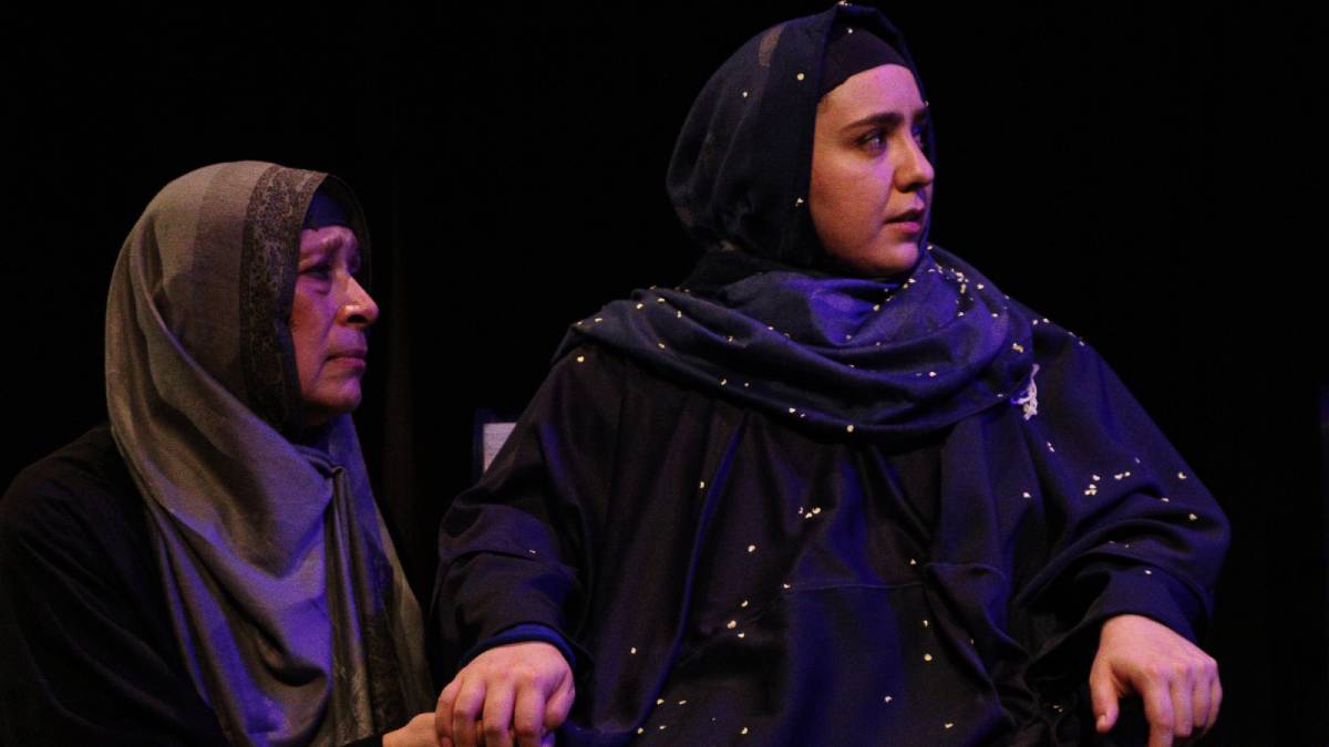 De forma poética, a peça apresenta uma perspectiva de diálogo entre mulheres que estão em lados opostos do conflito. Foto: Tita Couto/Divulgação