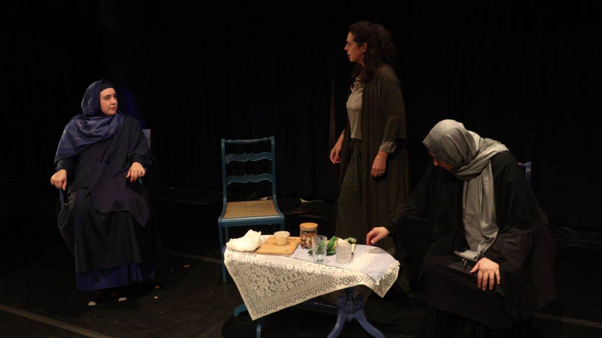 Agora, com atuação de Bete Dorgam, Laura La Padula e Yael Pecarovich, a peça ganha uma temporada gratuita de circulação por teatros de São Paulo. Foto: Tita Couto/Divulgação