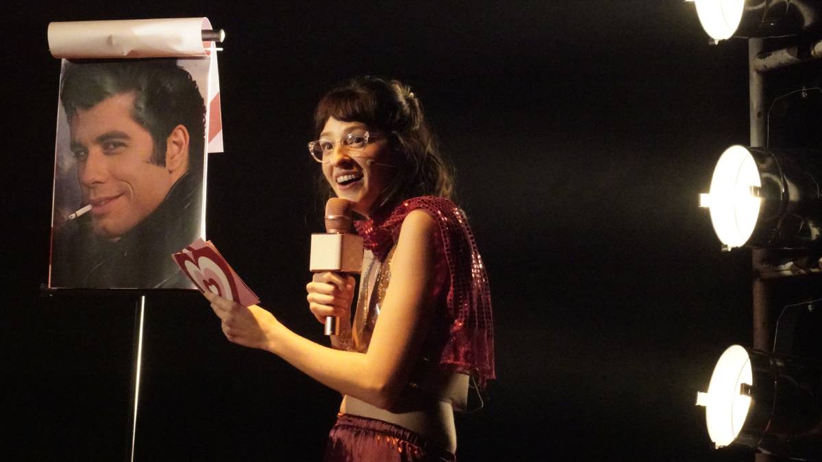 Dirigido por Helena Fraga, o solo, com apresentações até 31 de março, sempre às segundas-feiras, nasceu do próprio perfil de Manuela Pereira no Instagram. Foto: Isabella Melo/Divulgação