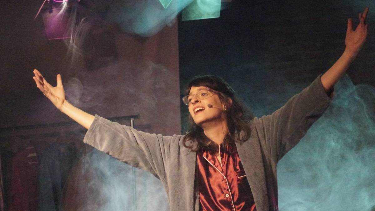Atual convidada da mostra é Manuela Pereira, que encena a divertida montagem 'Epifanias Noturnas: o Show'. Foto: Isabella Melo/Divulgação