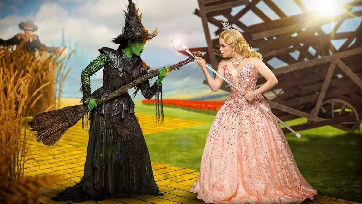 Dividindo o mesmo quarto, as duas iniciam uma inesperada amizade; no entanto, suas diferenças, como o desejo de Glinda por popularidade e poder e a determinação de Elphaba em permanecer fiel a si mesma, podem atrapalhar a relação das duas jovens e mudar para sempre o futuro de Oz. Foto: Divulgação