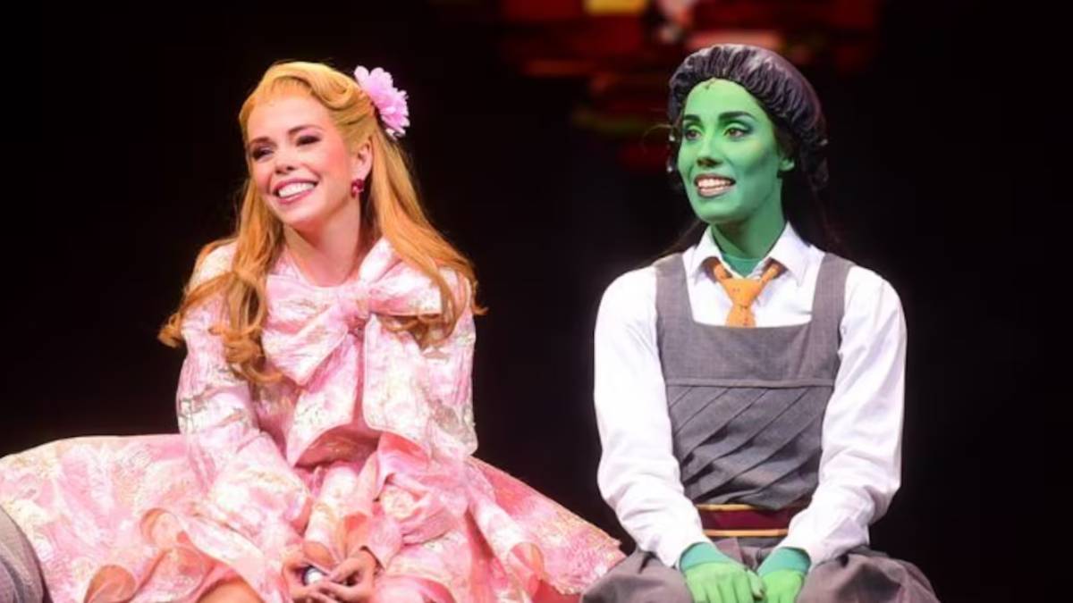 No musical, Elphaba, uma jovem incompreendida por conta de sua pele verde, vive uma vida pouco interessante no Reino de Oz; mas, ao iniciar seus estudos na Universidade, ela conhece a popular Galinda, ou Glinda, uma menina ambiciosa e cheia de privilégios. Foto: Divulgação