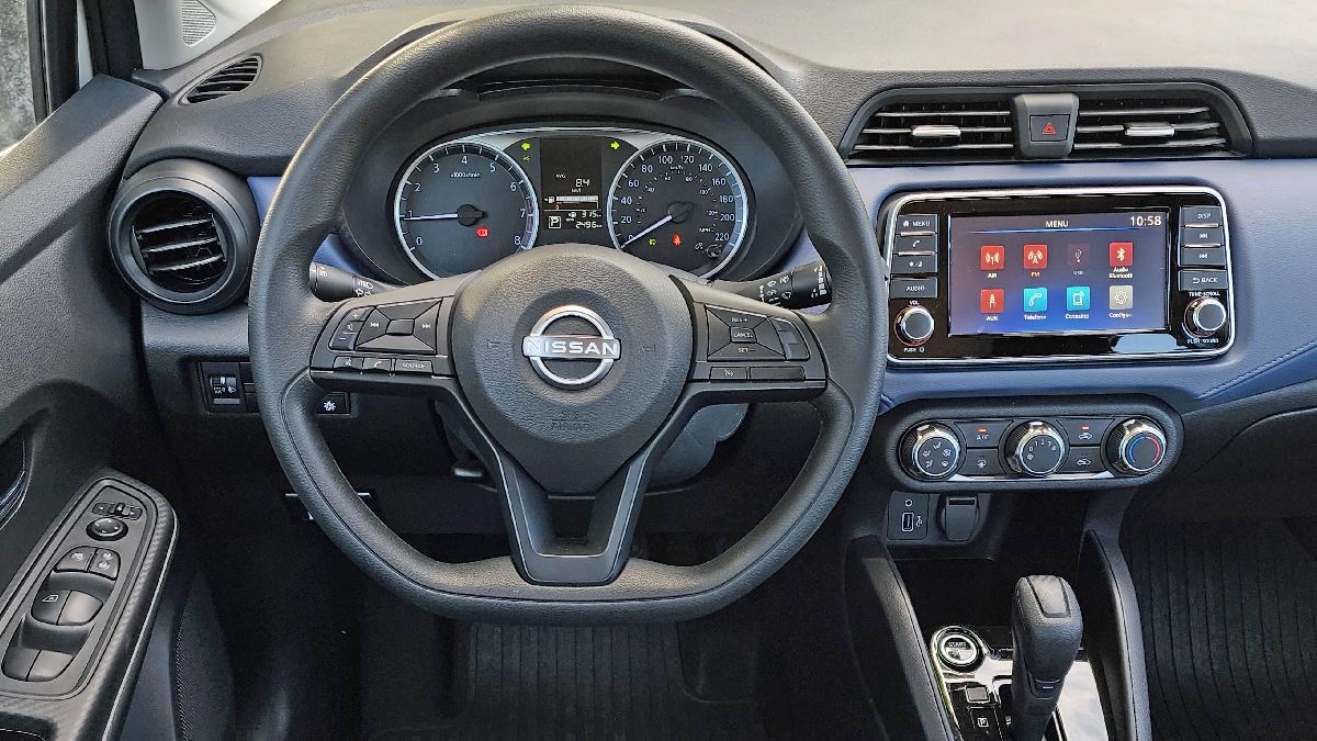 Como em toda a linha Versa, o motor 1.6 16V de quatro cilindros aspirado com 113 cavalos e 15,3 kgfm da versão Sense dá conta de um sedã compacto com 1.105 quilos.