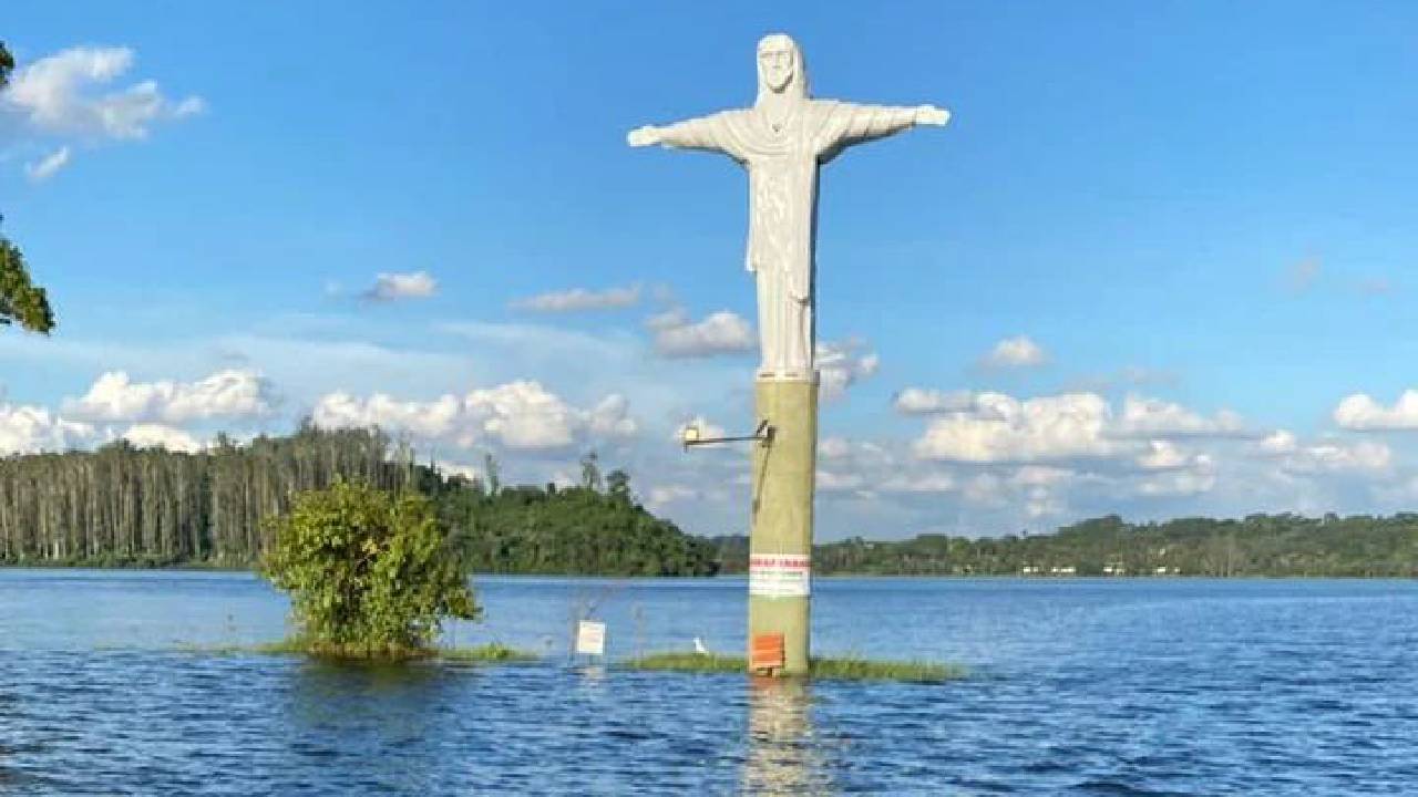 Ilha do Cristo possui uma imagem exuberante de Jesus Cristo sob as águas da represa. Imagem: Reprodução