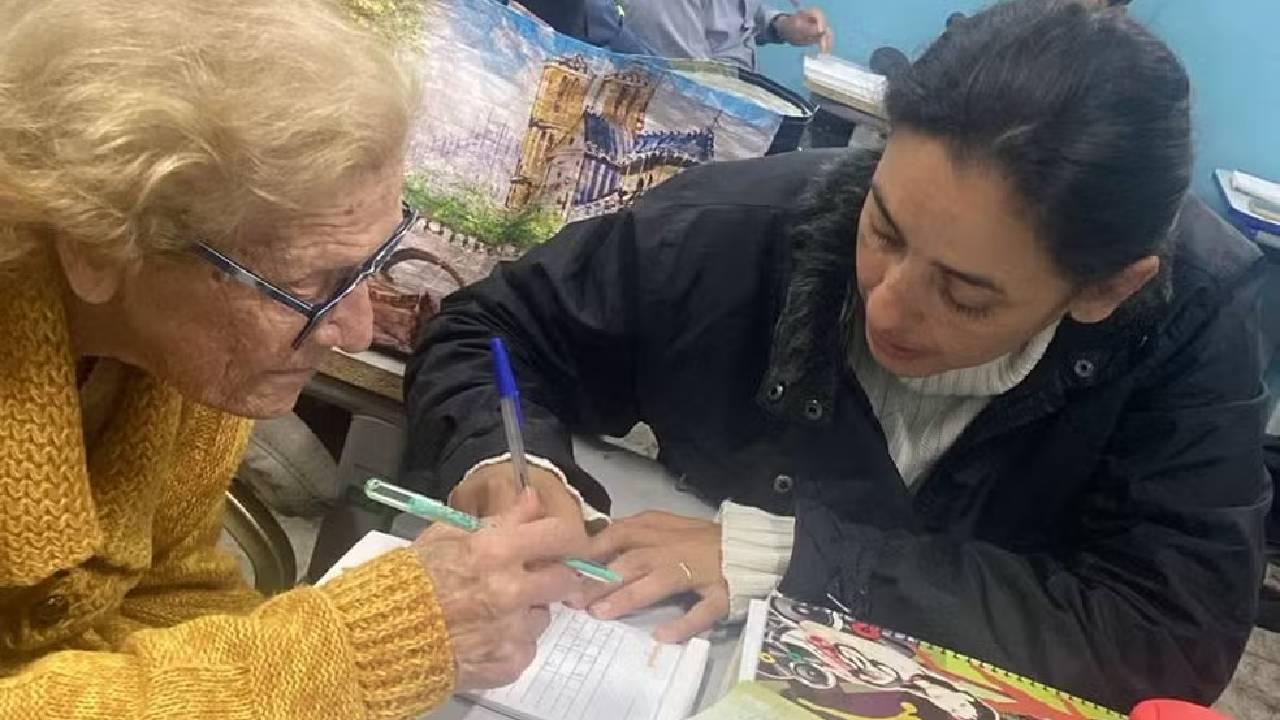 A estudante aprendeu a escrever o nome e sobrenome aos 85 anos. Imagem: Arquivo pessoal