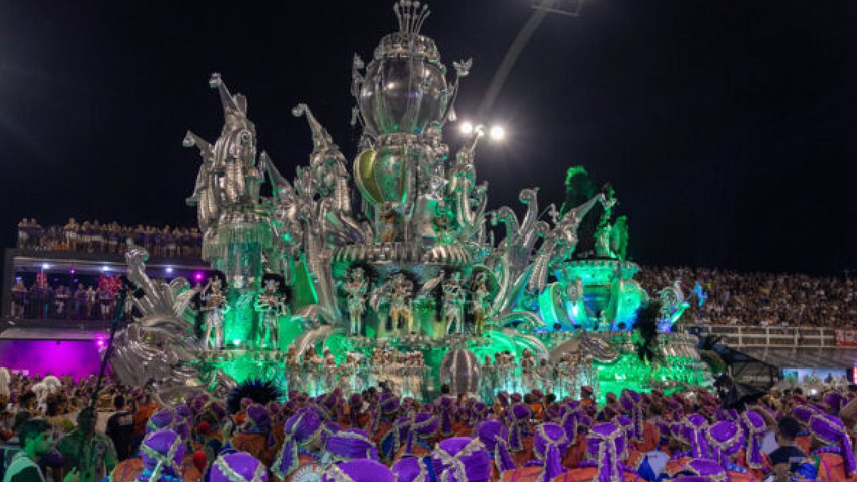 Atual bicampeã do carnaval paulistano, a Mocidade Alegre foi a terceira agremiação a desfilar no sábado de carnaval no Grupo Especial. Divulgação/Rebeca Schumacker