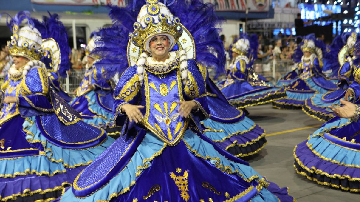 Agremiação apresentou o enredo "Um quê de poesia e um tanto de magia, nessa arte de encantar o imaginário popular". Divulgação/Rebeca Schumacker