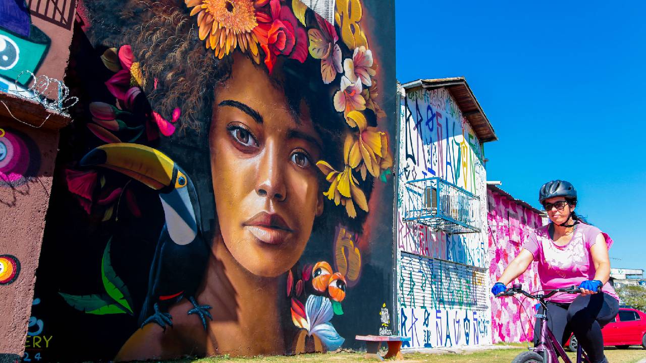 West Side Gallery exibe grafites coloridos em avenida de Itapevi, interior de São Paulo. Foto: Divulgação