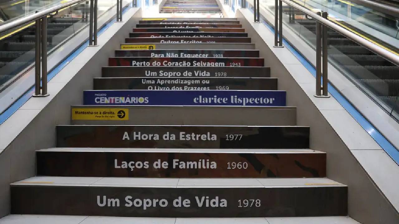 Nomes das obras de Clarice Lispector foram coladas em escada da estação. Foto: Agência Brasil
