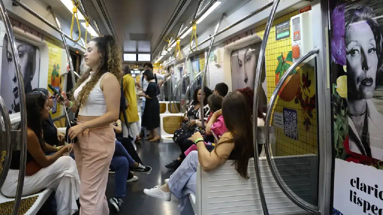 Vagões foram enfeitados com imagens e frases da autora. Foto: Agência Brasil