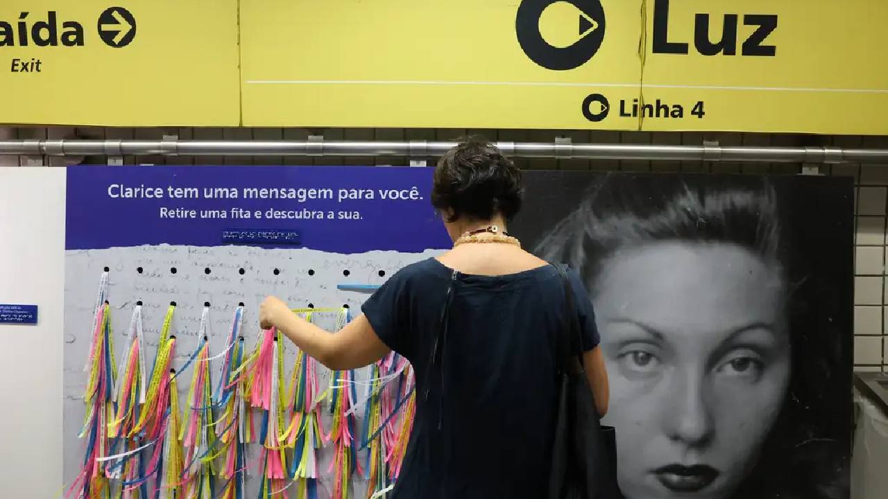 Passageiros podem levar mensagens da escritora para casa. Foto: Agência Brasil