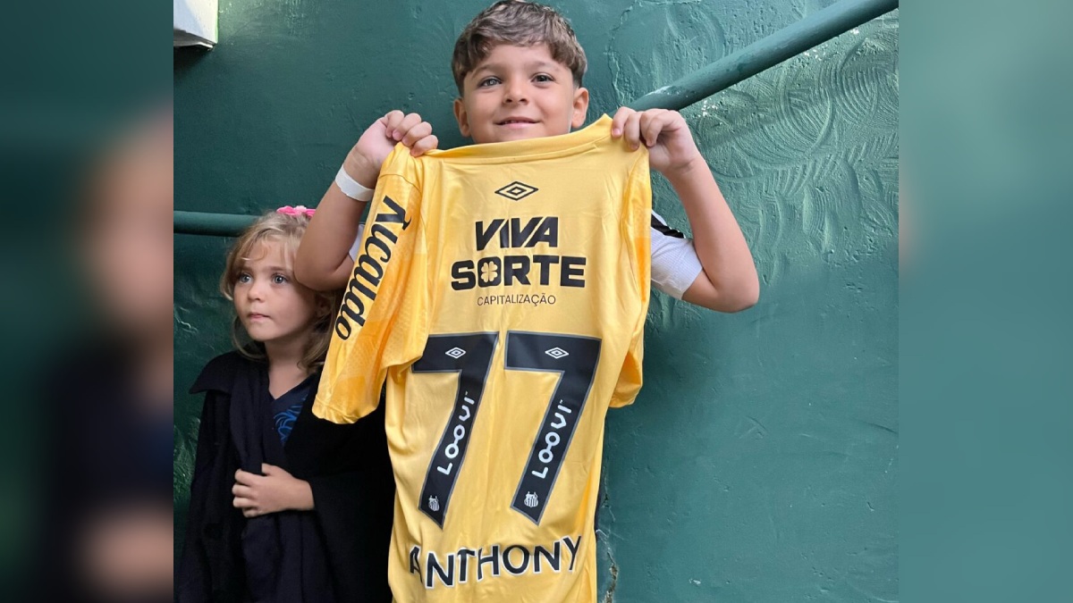 Anthony com camisa do goleiro Brazão. /Foto: Divulgação