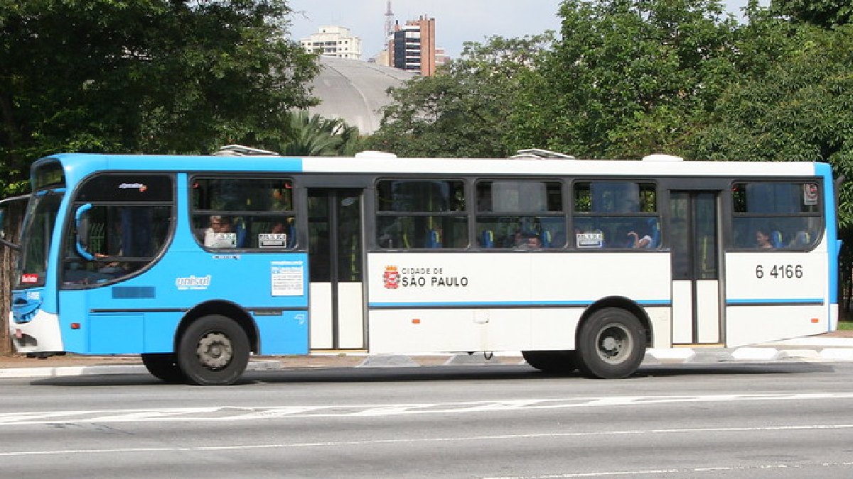 477p-10 demora mais de três horas em seu trajeto. Na imagem um ônibus genérico. Imagem: detsang/Flickr