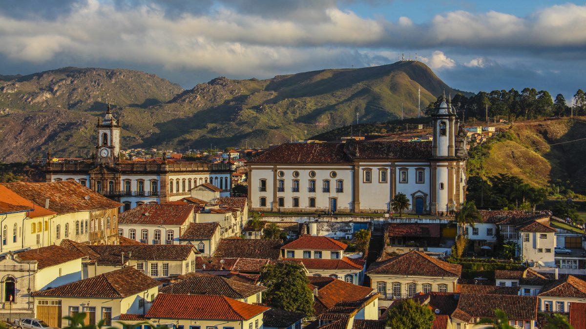 Um dos maiores atrativos da cidade é a Igreja de São Francisco de Assis, projetada pelo mestre Aleijadinho e com pinturas de Mestre Ataíde. Foto: Wikimedia Commons