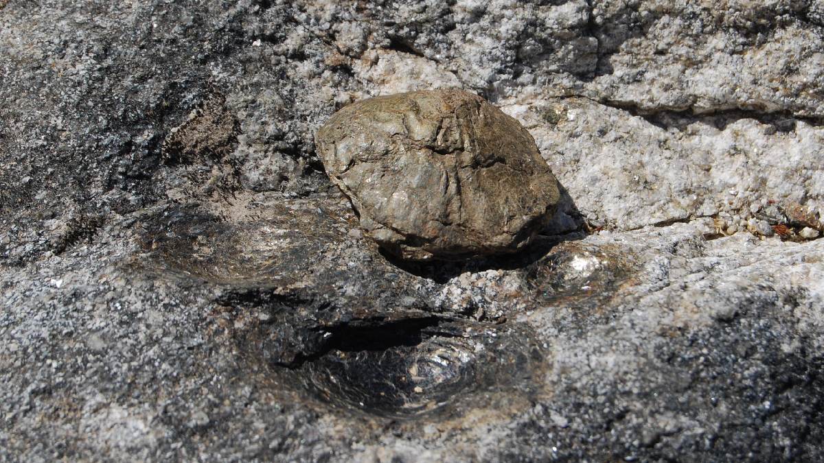 Os "filhotes" da pedra são fragmentos em formato de discos. Imagem: Cssantos/Wikimedia Commons