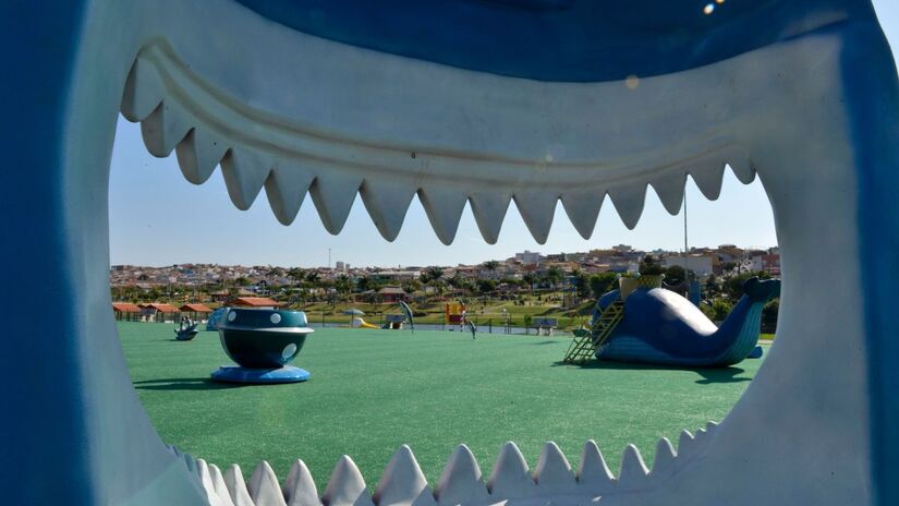 Com 18.654 m² de pura diversão, é possível encontrar quase que de tudo: 12 quiosques para piquenique, um labirinto verde, um playground de grama sintética com brinquedos temáticos de fibra, e uma tirolesa emocionante que cruza o lago do Parque Ecológico, perfeita para os amantes de adrenalina - (Divulgação)