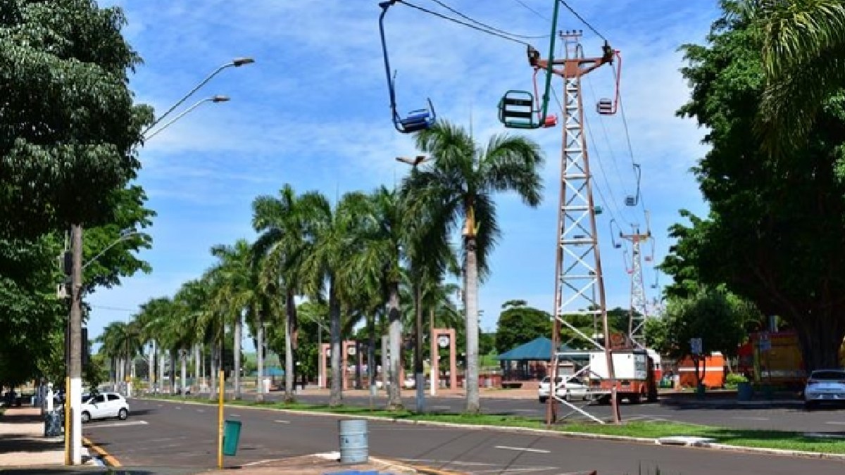 Parque municipal - O Parque Turístico Municipal Dr. Waldemar Lopes Ferraz, conhecido também como "Praça do Teleférico" que foi inaugurado em novembro de 1982. Possui uma pista de kart de 750 metros de extensão, um lago artificial com passeios de pedalinho e por cima passa o teleférico - (Divulgação/PMBB)