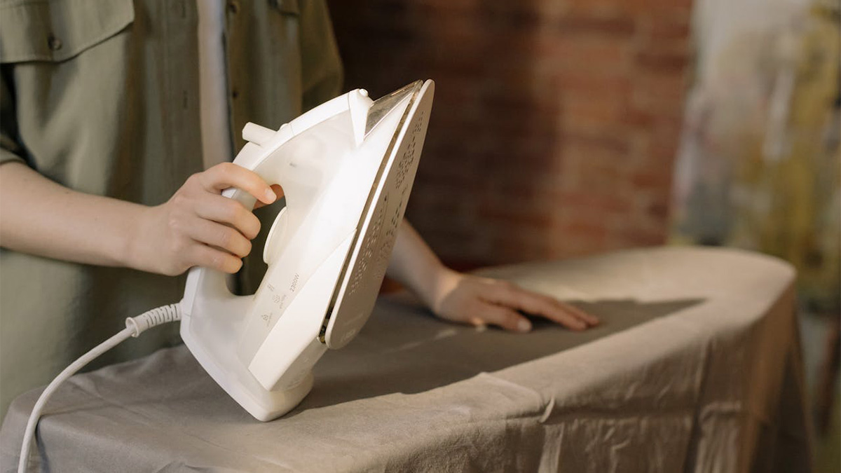Vale ressaltar a importância de passar a roupa íntima, pois boa parte dos fungos e bactérias são eliminados com o calor - Foto: cottonbro studio/Pexels