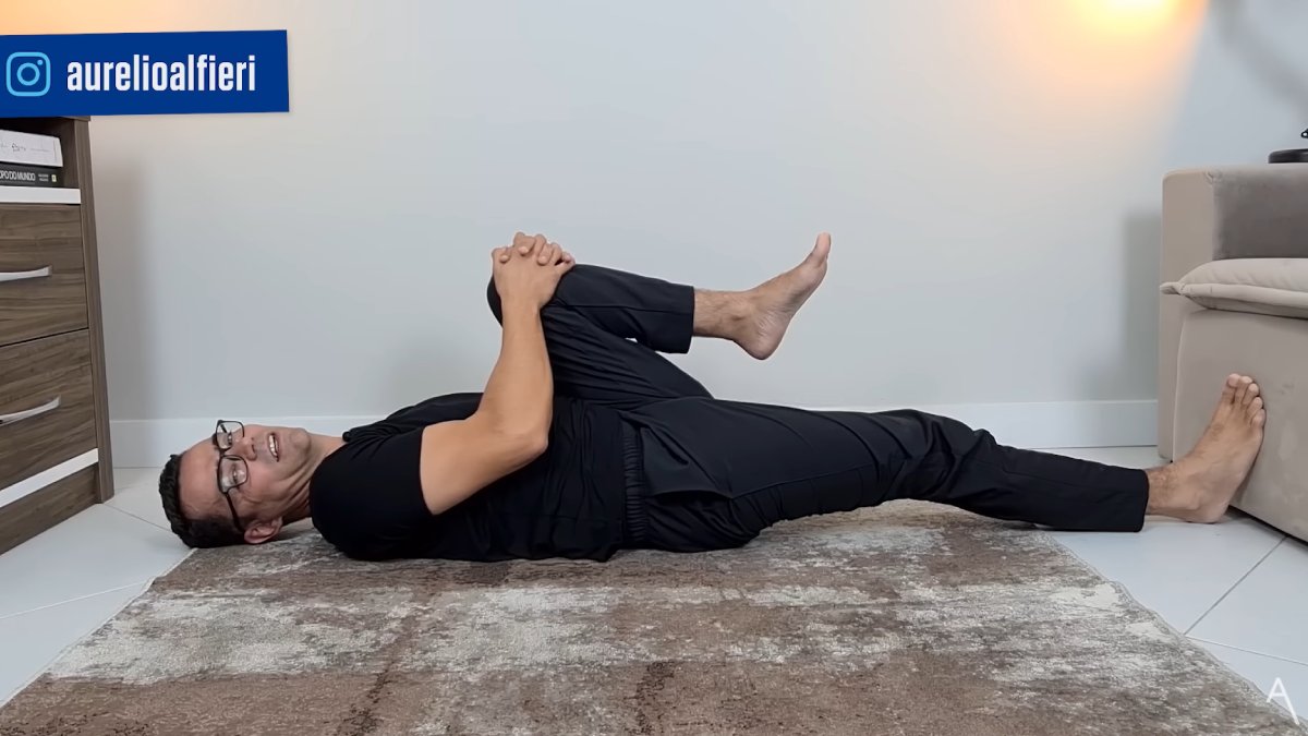 O alongamento de uma perna ajuda no tratamento a longo prazo (Foto: Reprodução/Youtube)