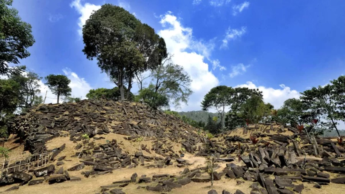 A teoria defendida pelos pesquisadores indonésios sugere que a complexidade arquitetônica de Gunung Padang (foto acima) poderia indicar uma civilização avançada muito anterior ao que se acreditava. Foto: Wikimedia Commons