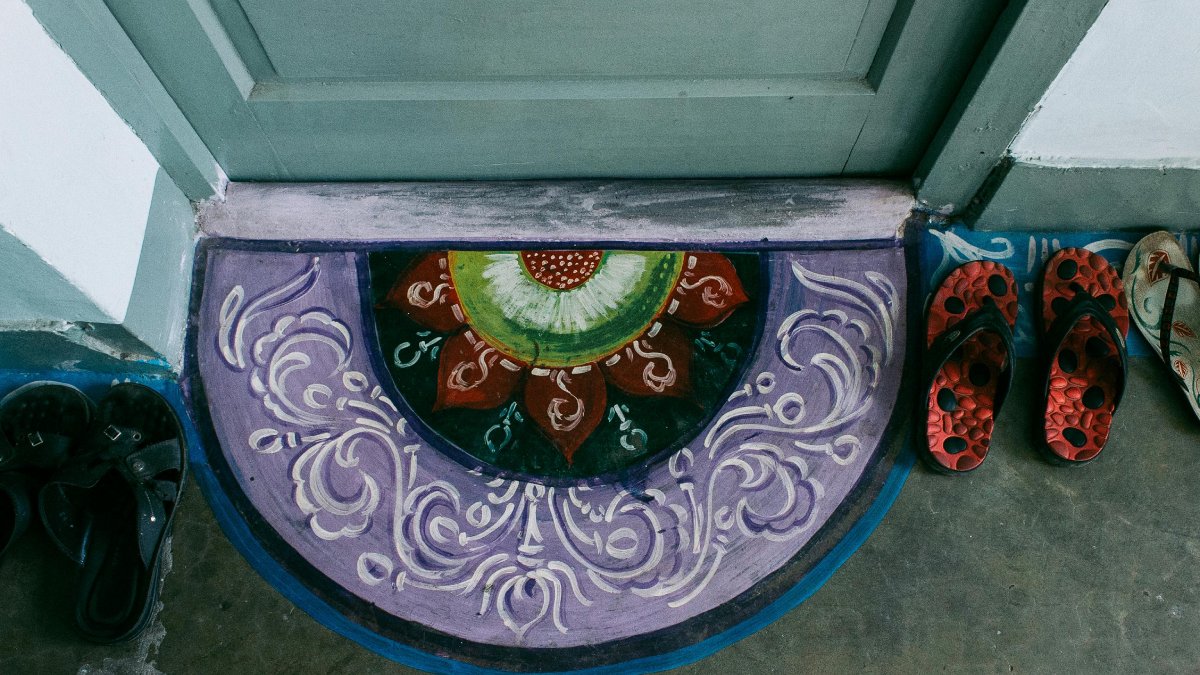 9- Muçulmanos não entram de sapato em casa. A higiene da casa também é regida pelo Alcorão, na maioria das casas, é proibido entrar com a sujeira da rua nos pés (Foto: Plato Terentev/Pexels)